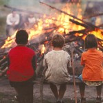 Kinder beim Lagerfeuer